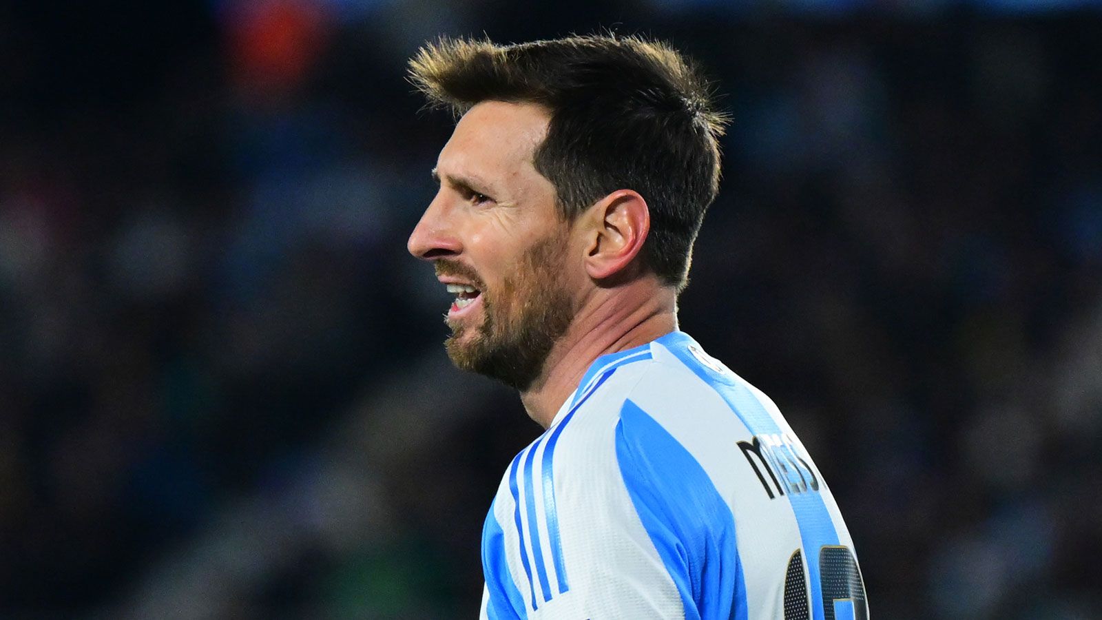 إيقاف لاعب أساسي في منتخب الأرجنتين عن المباراة الافتتاحية لكأس العالم 2026 بعد حصوله على بطاقة حمراء في الخسارة أمام الإكوادور
