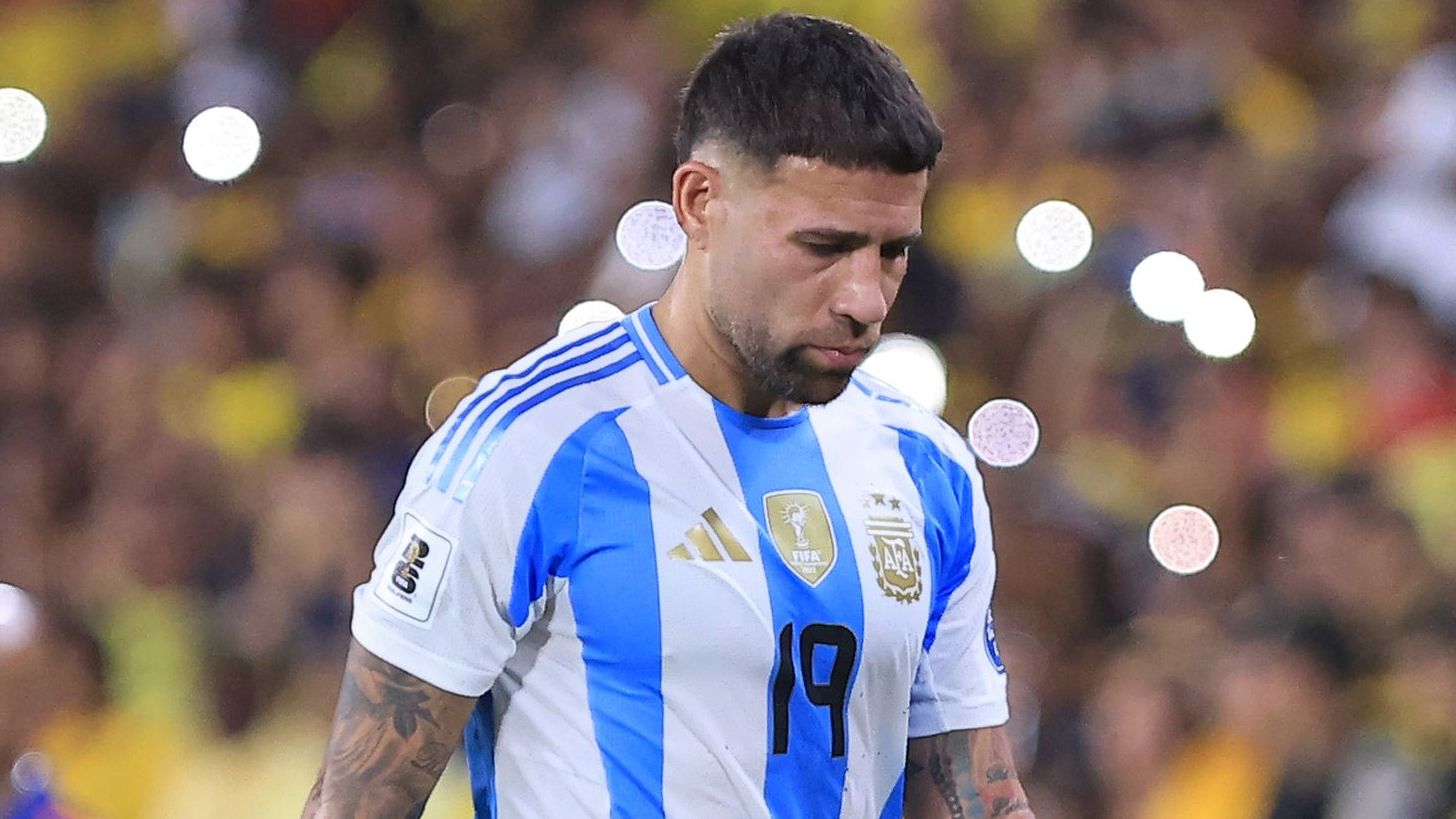 إيقاف لاعب أساسي في منتخب الأرجنتين عن المباراة الافتتاحية لكأس العالم 2026 بعد حصوله على بطاقة حمراء في الخسارة أمام الإكوادور