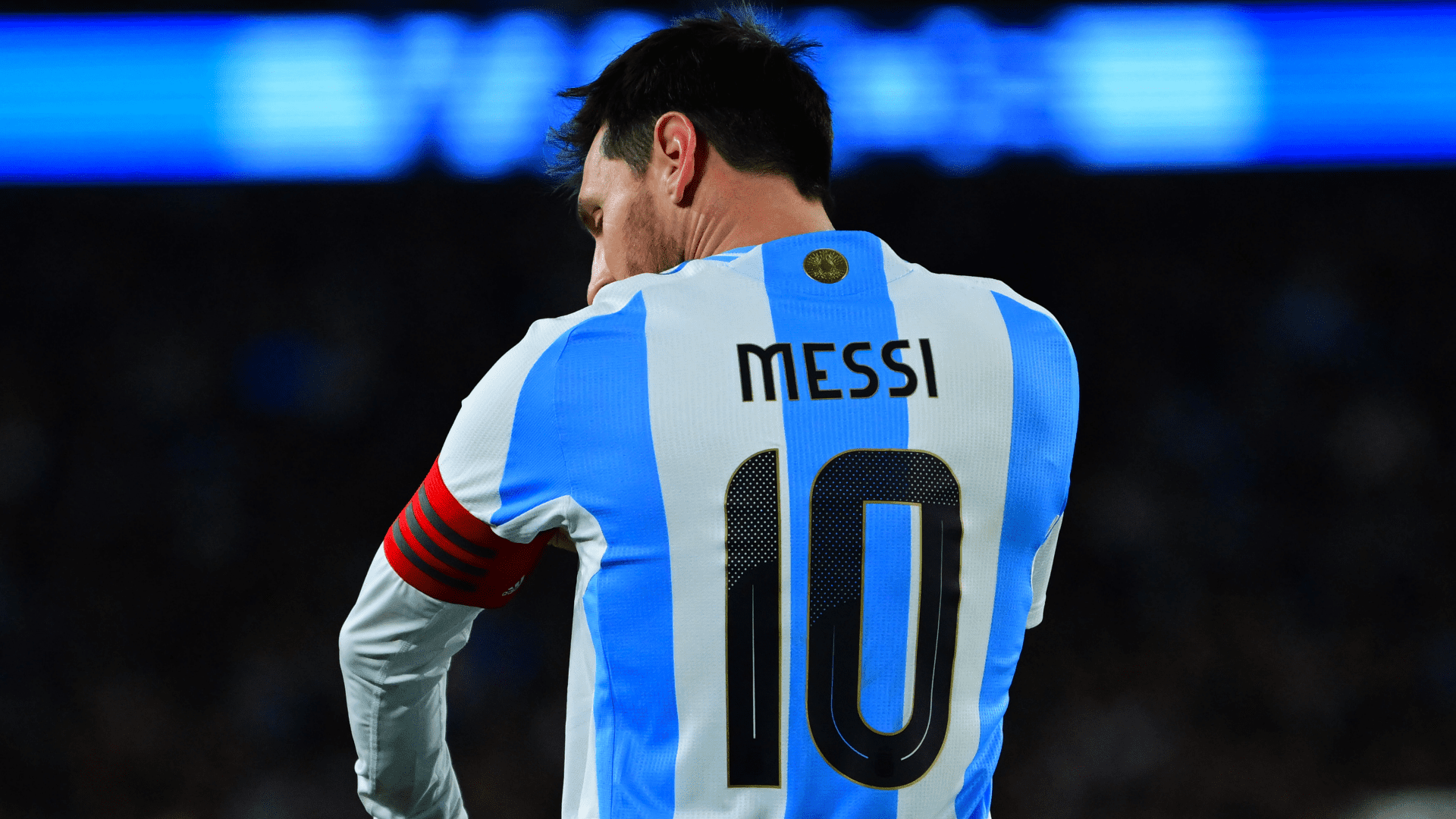 لاعب سابق في الدوري الأمريكي لكرة القدم يرتدي القميص الشهير رقم 10 الخاص بنجم ليونيل ميسي في المباراة النهائية لتصفيات الأرجنتين المؤهلة لكأس العالم 2026 ضد الإكوادور بينما يرتاح القائد