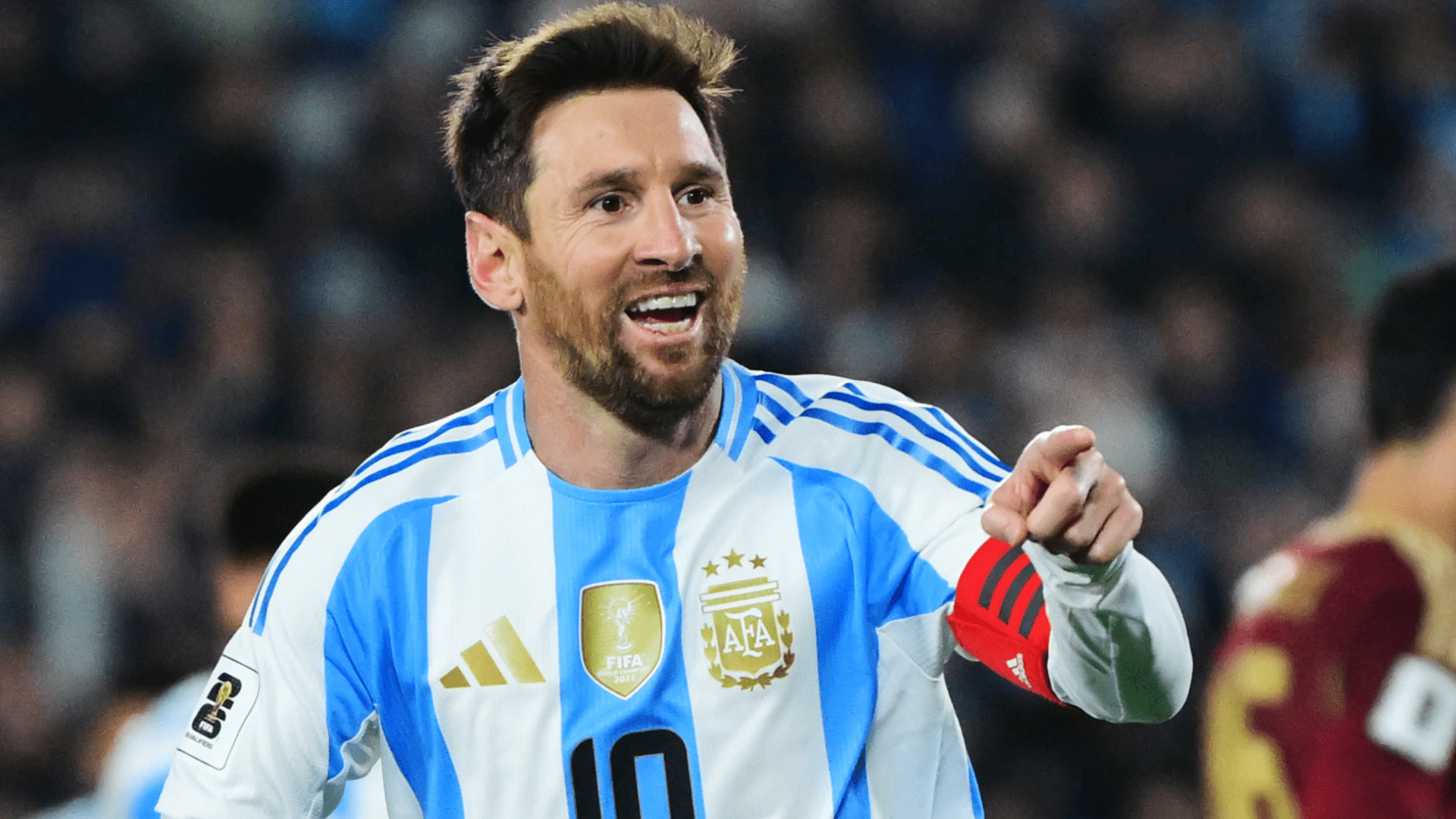 لاعب سابق في الدوري الأمريكي لكرة القدم يرتدي القميص الشهير رقم 10 الخاص بنجم ليونيل ميسي في المباراة النهائية لتصفيات الأرجنتين المؤهلة لكأس العالم 2026 ضد الإكوادور بينما يرتاح القائد
