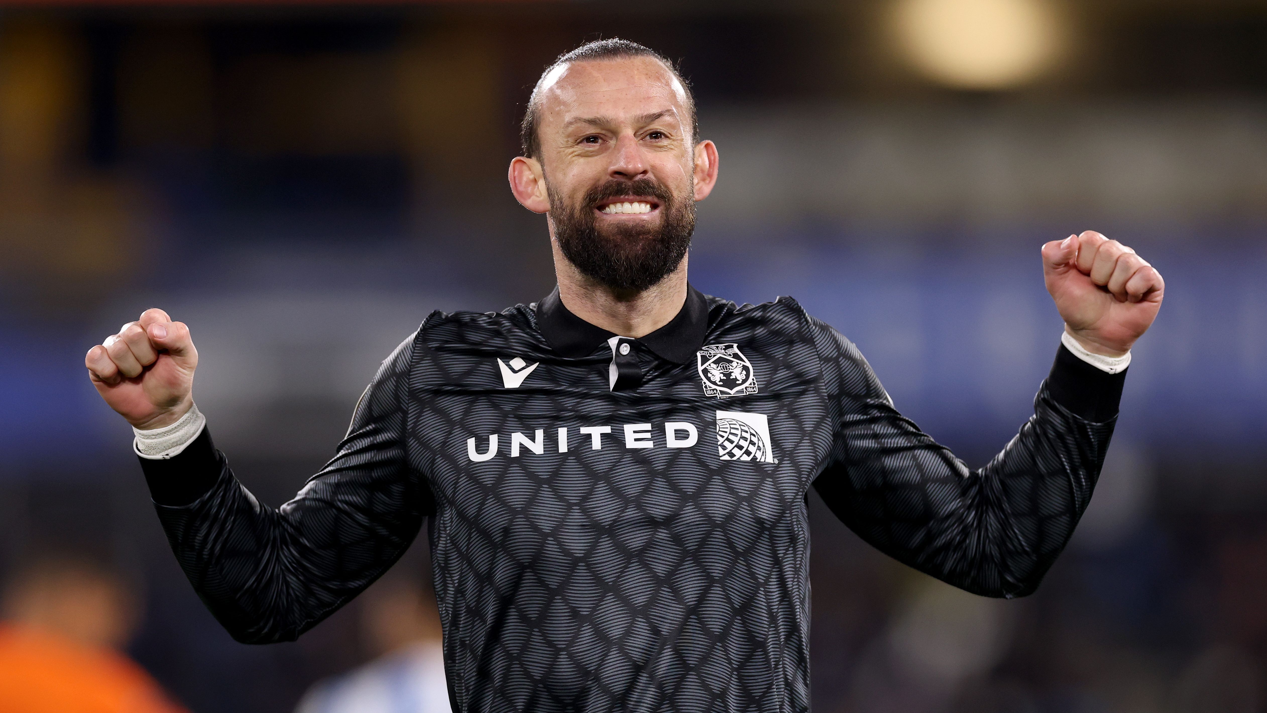 لاعب سابق في ريكسهام يعتزل بعد مسيرة رائعة ودور محوري في صعود النادي تحت قيادة رينولدز وماكليني