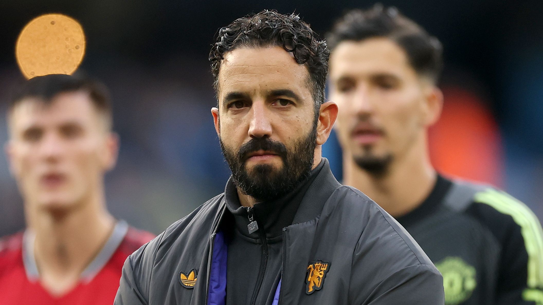 إنزو ماريسكا يُعرب عن تفضيله لمباريات دوري أبطال أوروبا، مُسلطًا الضوء على ميزة استعداد مانشستر يونايتد لمباراة أولد ترافورد