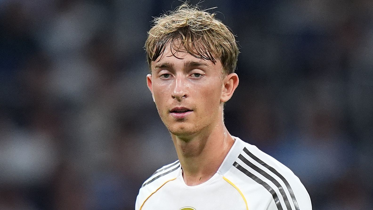ريال مدريد يتلقى عقوبة البطاقة الحمراء لهويسن بعد رفض رابطة الدوري الإسباني الاستئناف، مما يعقد قرارات اختيار ألونسو